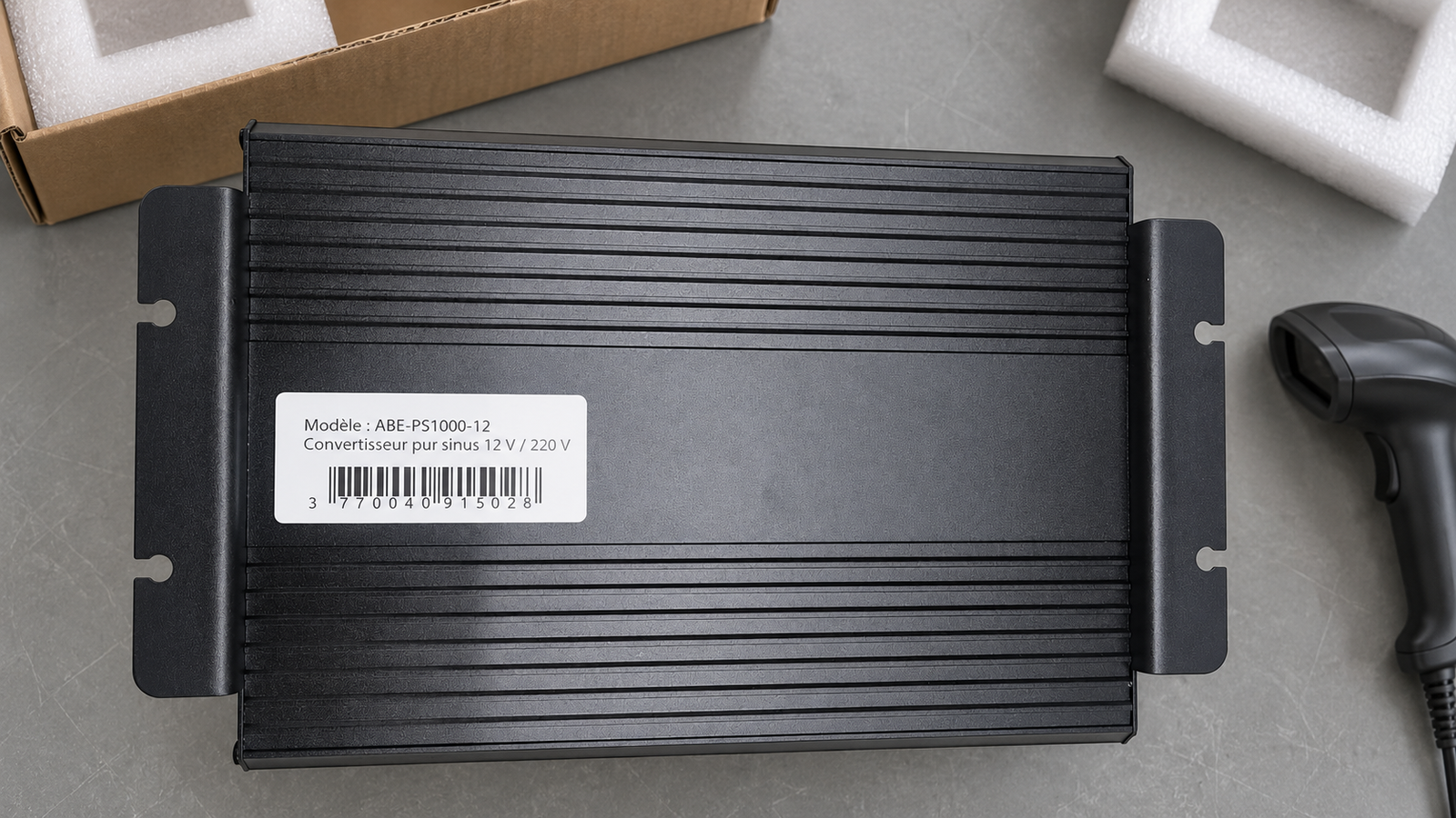 Étiquetage d’un convertisseur ABE France : modèle ABE-PS1000-12, convertisseur pur sinus 12 V / 220 V, avec douchette code-barres